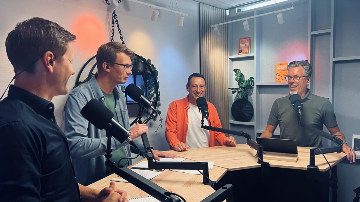 Wim Davidse (FlexNieuws), Koen Zandbergen (Timing), Bas de Ruijter en Jannis Koutsoglou (RecruitNow) tijdens de podcastopname over datamigratie