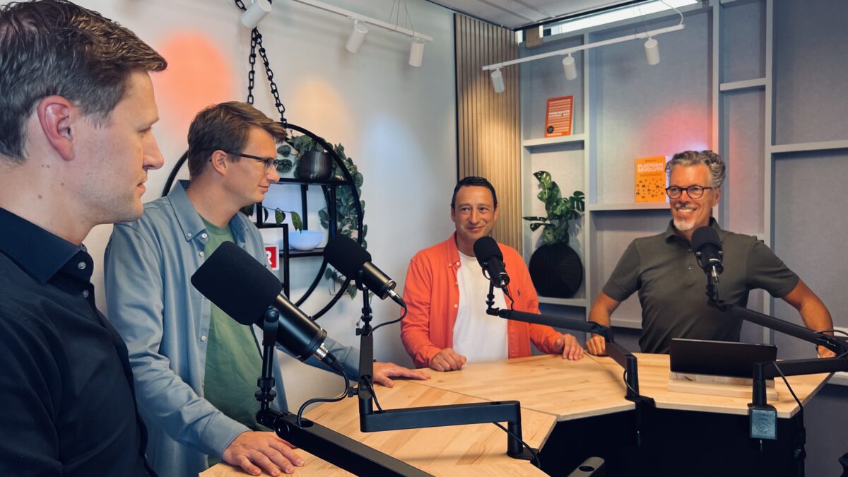 Wim Davidse (FlexNieuws), Koen Zandbergen (Timing), Bas de Ruijter en Jannis Koutsoglou (RecruitNow) tijdens de podcastopname over datamigratie